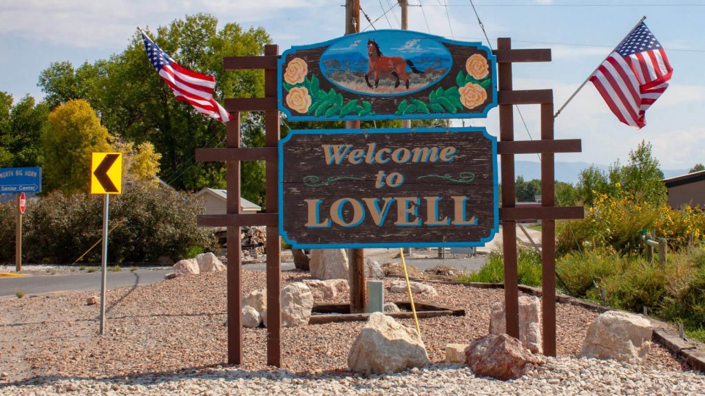 Lovell Wyoming Trip Ideas Things To Do Events   Lovell Town Sign Big Horn County Custom 1024x576 